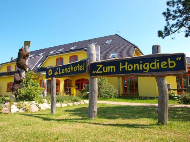 Landhotel Zum Honigdieb Ribnitz-Damgarten Bagian luar foto